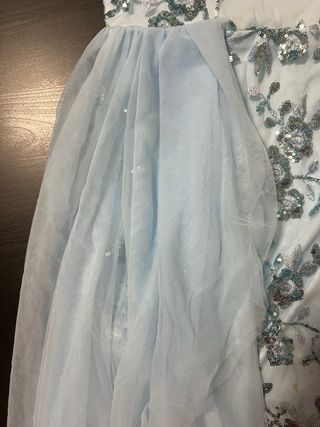Vestido de tul azul con pedrería