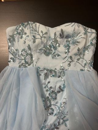 Vestido de tul azul con pedrería