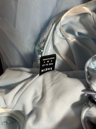 Vestido de tul azul con pedrería