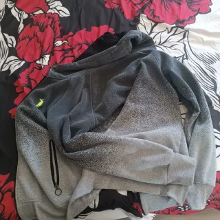 Chaqueta con capucha y cremallera-- Nueva
