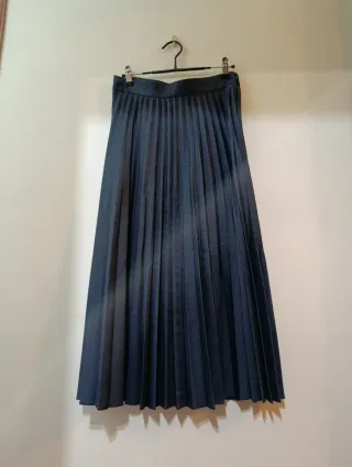 Falda midi gris plisada