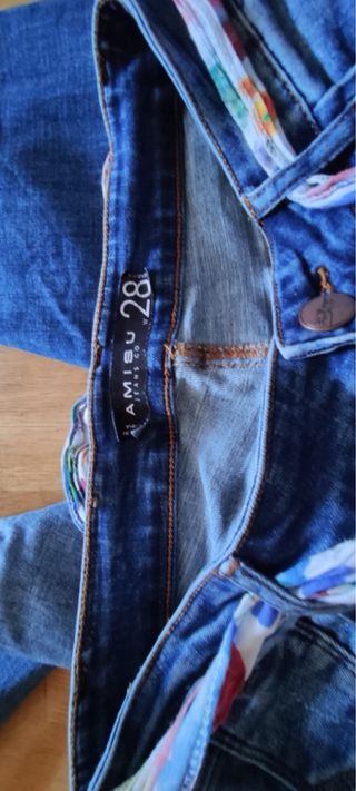 Pantalón vaquero con cinturón