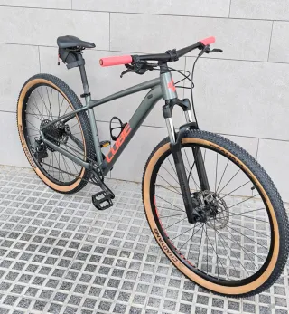 Bicicleta CUBE Gris con Puños Rosas