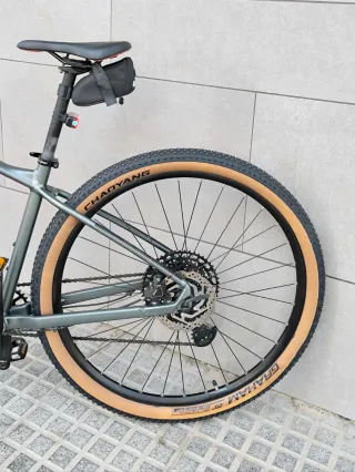 Bicicleta CUBE Gris con Puños Rosas