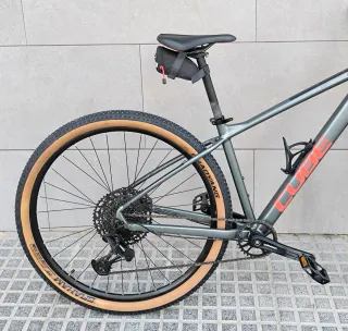Bicicleta CUBE Gris con Puños Rosas