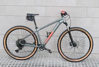 Bicicleta CUBE Gris con Puños Rosas