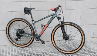 Bicicleta CUBE Gris con Puños Rosas