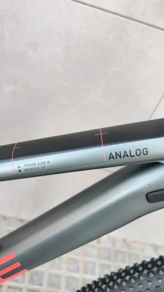 Bicicleta CUBE Gris con Puños Rosas