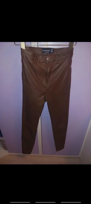 Pantalón efecto piel Stradivarius Marrón Talla 34