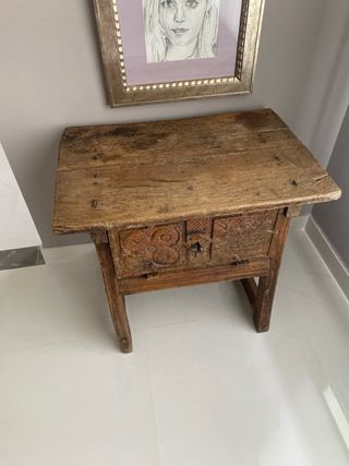 Mesa auxiliar de madera rústica