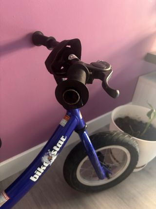 Bicicleta de equilibrio azul para niños