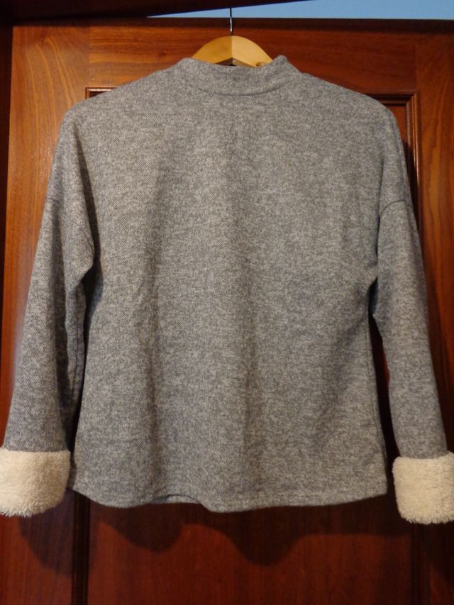 Jersey gris con puños de pelo