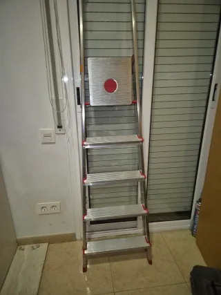 Escalera plegable de aluminio