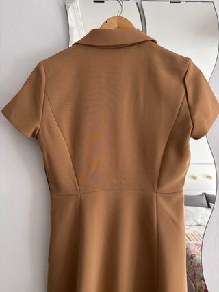 Vestido camel cuello camisa botones dorados