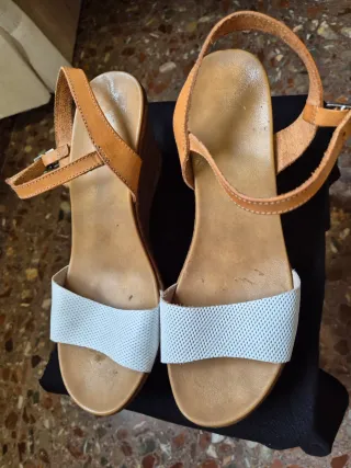 Sandalias de piel cuña beige y blancas