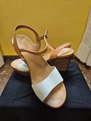 Sandalias de piel cuña beige y blancas