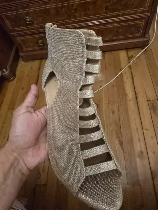 Sandalias tacón fino color champán