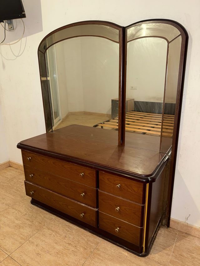 Mueble tocador antiguo con espejo