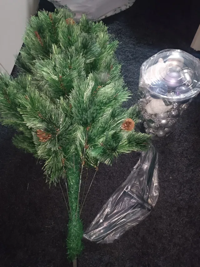 Set albero di Natale 110 cm + vaso da 100 ornamenti