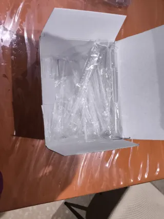 Se venden 3 cajas de petri y 20 pipetas 