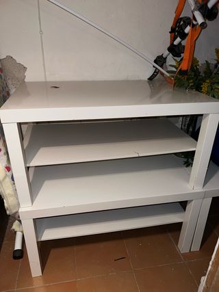 Tavoli bianchi in legno e plastica