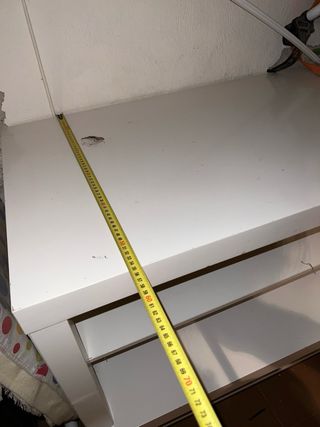 Tavoli bianchi in legno e plastica