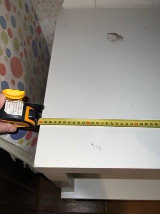 Tavoli bianchi in legno e plastica