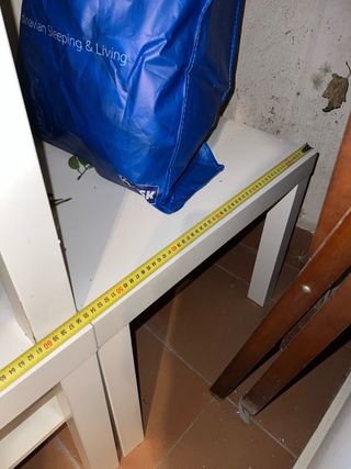Tavoli bianchi in legno e plastica