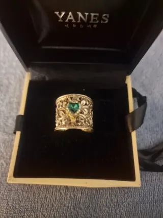 Anillo Yanes Barroco plata 
y Esmeralda