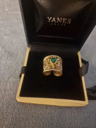 Anillo Yanes Barroco plata 
y Esmeralda