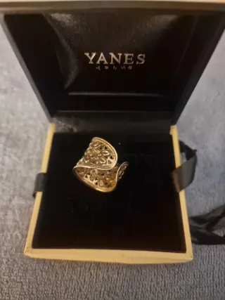 Anillo Yanes Barroco plata 
y Esmeralda
