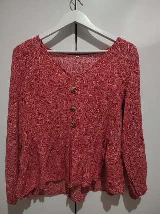 Blusa roja fluida con botones