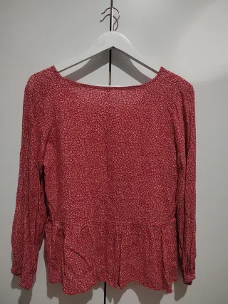Blusa roja fluida con botones
