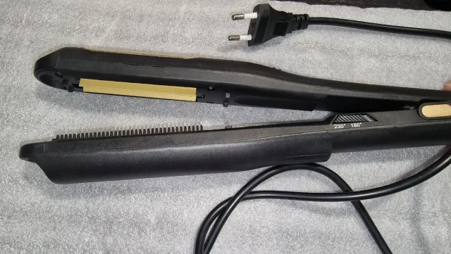 Plancha Onduladora Pelo Negra y Dorada