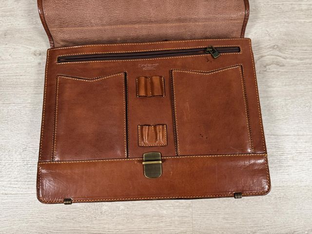 Maletín de piel marrón