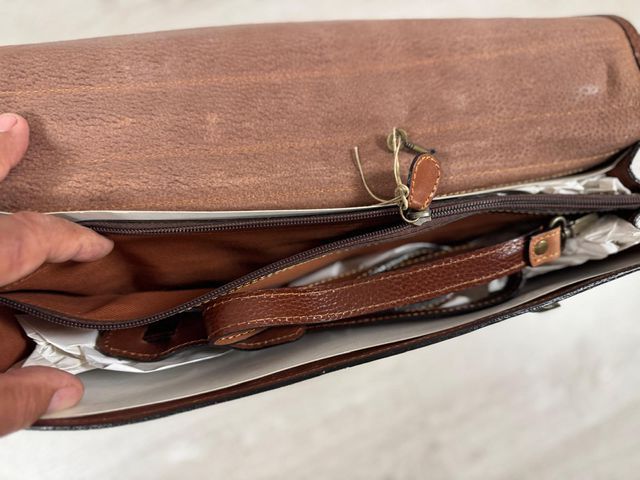 Maletín de piel marrón