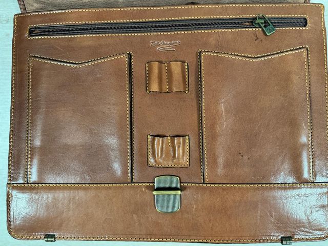 Maletín de piel marrón