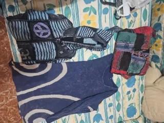 Una chaqueta azul
Y vestido
La sudadera no la teng
