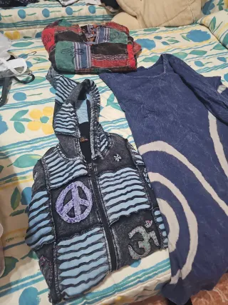 Una chaqueta azul
Y vestido
La sudadera no la teng