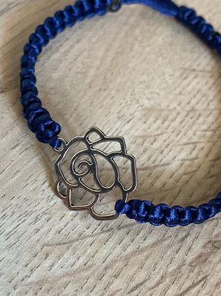 Pulsera azul con rosa plateada