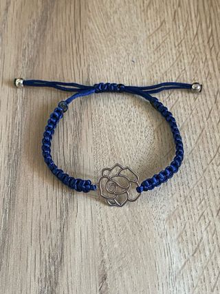 Pulsera azul con rosa plateada