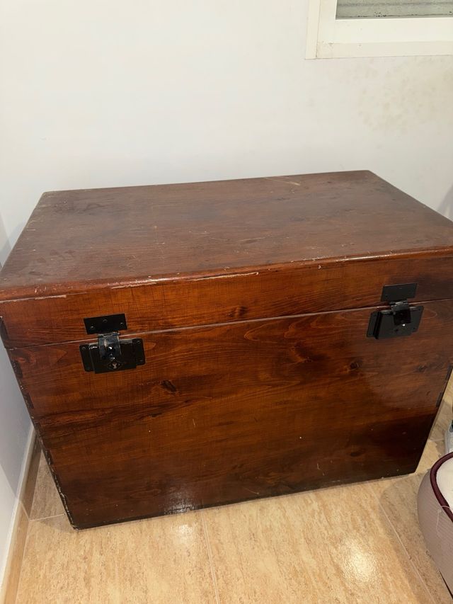 baúl antiguo de madera maciza