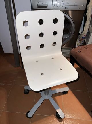 Silla de escritorio blanca y gris