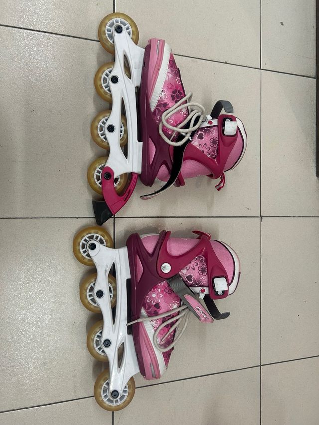 Patines en línea rosas con flores