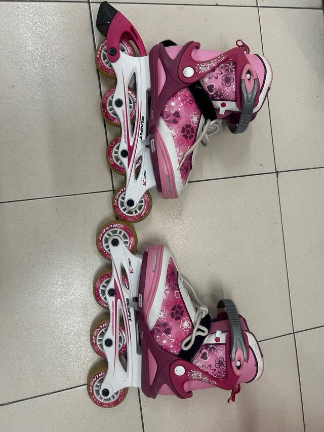 Patines en línea rosas con flores