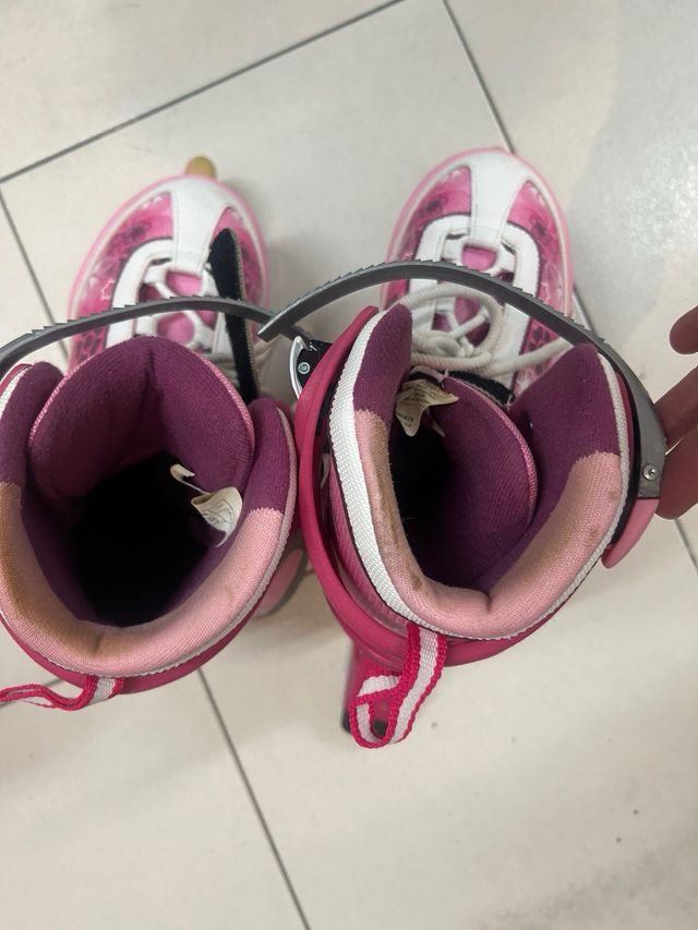 Patines en línea rosas con flores