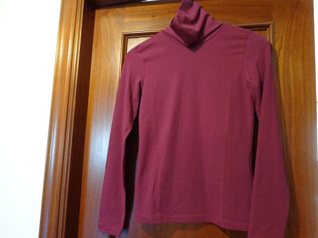 2 Jerséis cuello alto morado/rojo