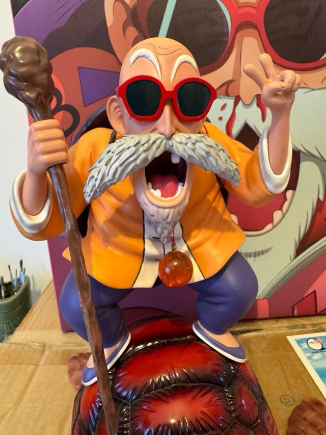 Figura Resina Roshi Egg Studio