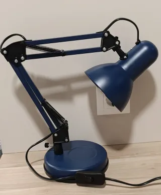 Lámpara de mesa azul articulada