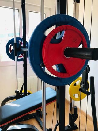 Banco de pesas y máquina de gimnasio